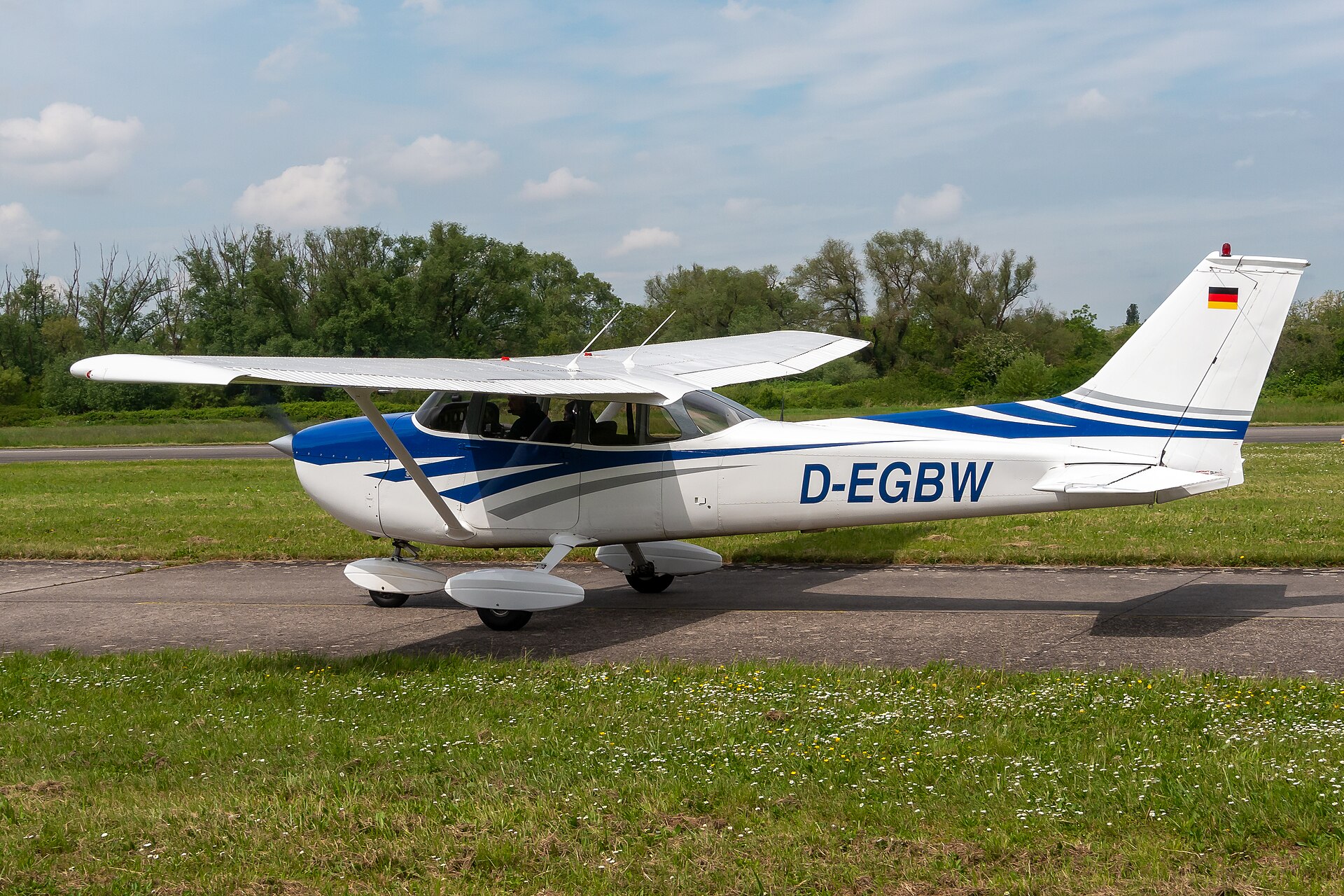 Pistte taksi yapan tek piston motorlu Cessna 172M uçağı